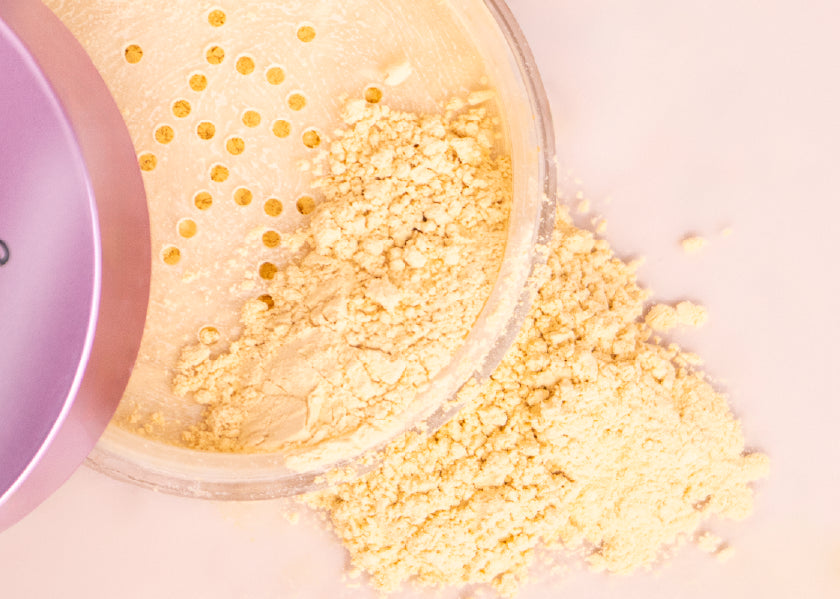 Un acabado aterciopelado que realza tu belleza. ¡Brilla con confianza con el Polvo Banana Feels!