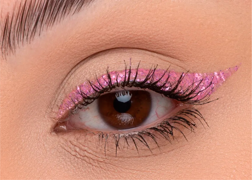 ¡El brillo nunca es demasiado! Haz que tu mirada resalte con el Delineador Glitter Shine.