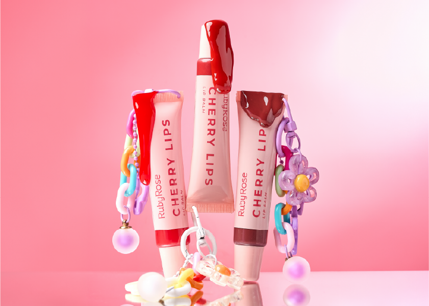 Labios hidratados con un toque de color y mucho encanto. ¡Enamórate de Cherry Lips + Charm!