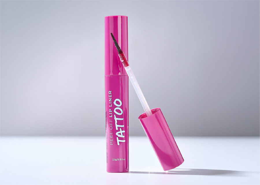 Labios definidos de la mañana a la noche. ¡Perfila como un tatuaje con el Lip Liner Tattoo Melu!