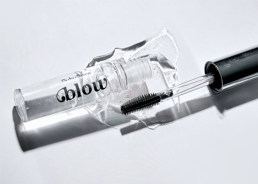 Cejas con efecto lifting, sin rigidez ni residuos. ¡Peina y fija con el Gel Blow Girly Club!