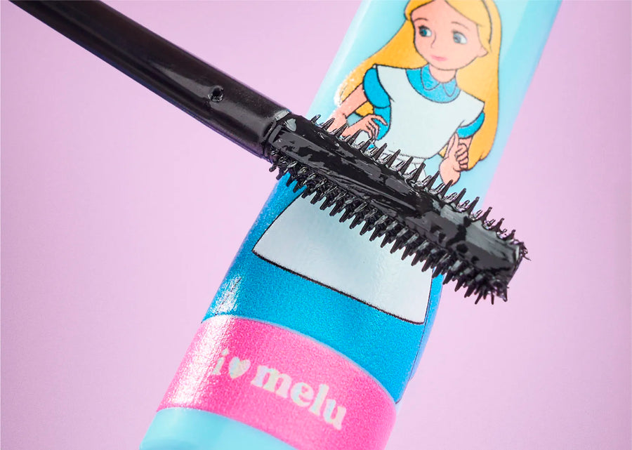 Cejas definidas y en su lugar todo el día. ¡Peina y fija con el Gel de Cejas de Alicia!