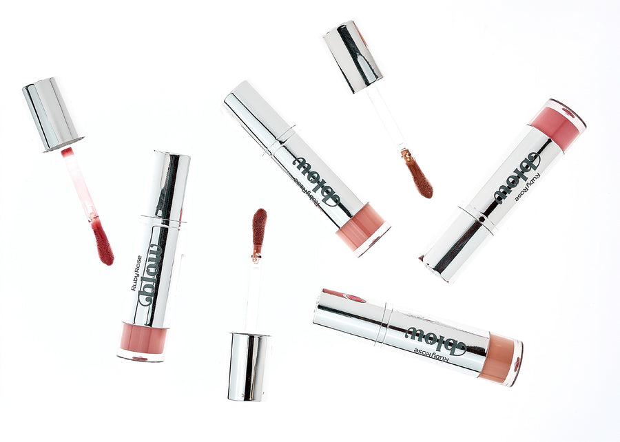 Ultra glossy, ultra sofisticado. ¡Labios irresistibles con el Lip Gloss Blow The Glossier One!