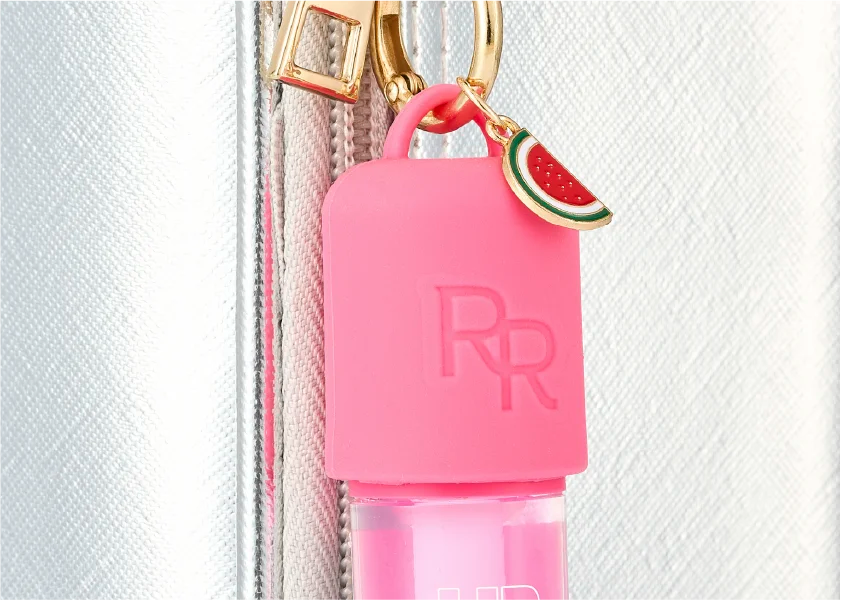 Convierte tu lip oil en un accesorio tan lindo como tú. ¡Personalízalo con el Charm de Silicona!