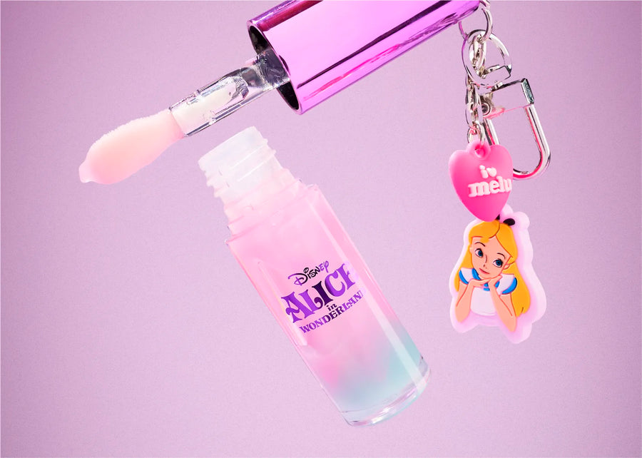 Tres capas de brillo, un acabado espectacular. ¡Labios radiantes con el Lip Gloss Charm de Alicia!