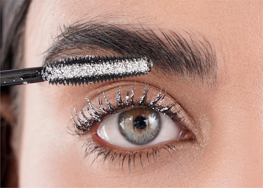 Destellos que se roban todas las miradas. ¡Brilla con la Pestañina Glitter del Gato de Cheshire!