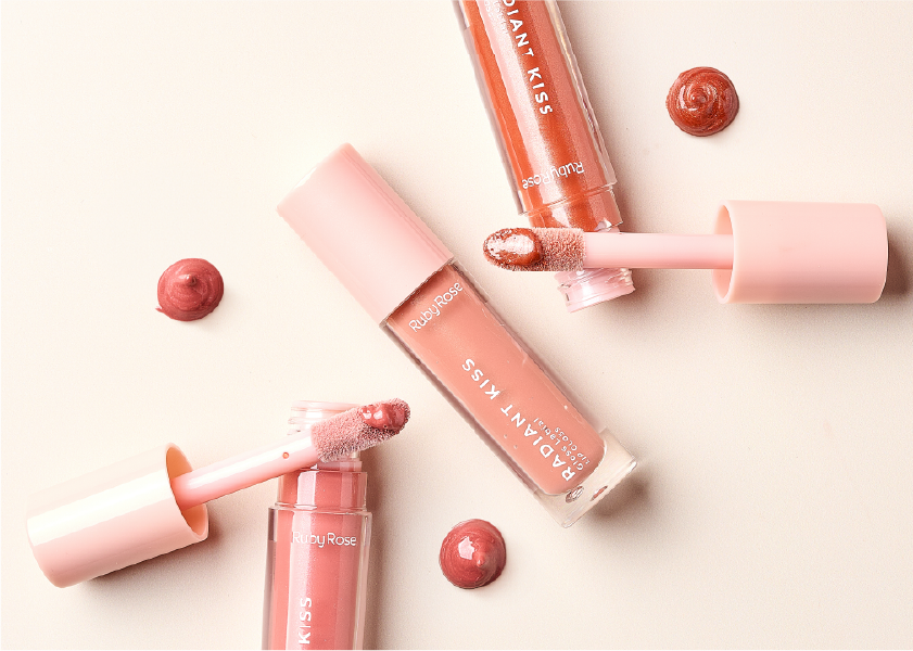 Labios frescos, jugosos y definidos. ¡Un brillo irresistible con el Lip Gloss Radiant Kiss!