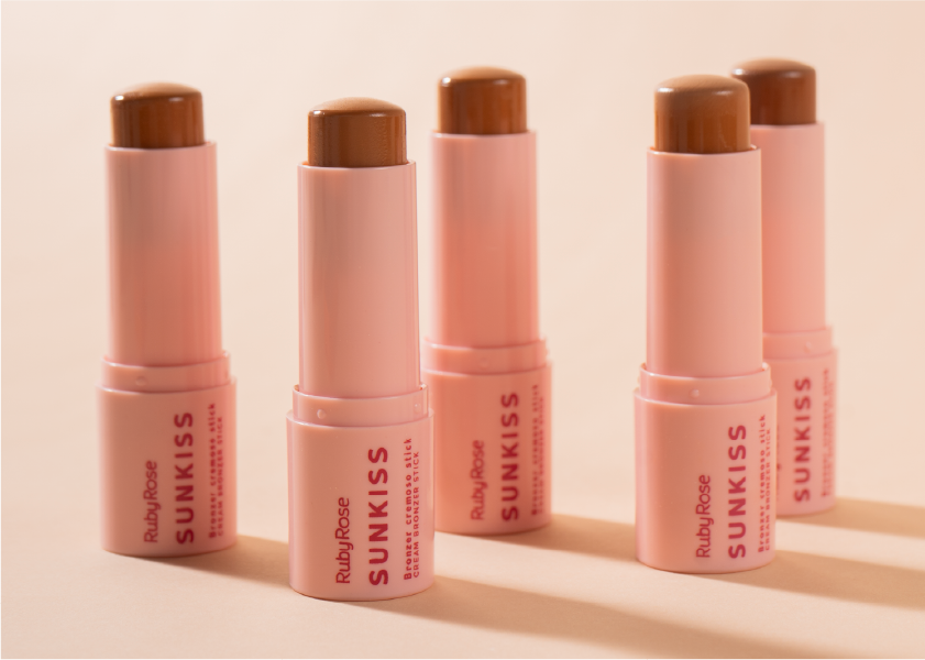 Piel bronceada y rostro esculpido en segundos. ¡Contornea fácil con el Contorno en Barra Sunkiss!